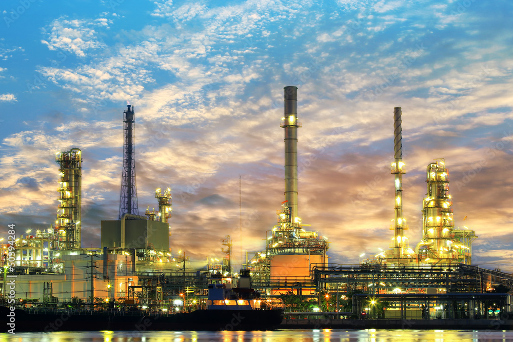 © kamonrat - Oil refinery at twilight