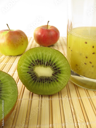 Grüner Smoothie mit Kiwi und Apfel photo