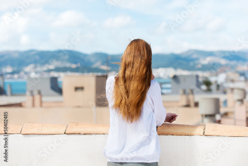 jugendliche schaut über eine stadt am meer