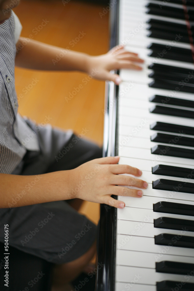 Fototapeta premium ピアノを弾く男の子