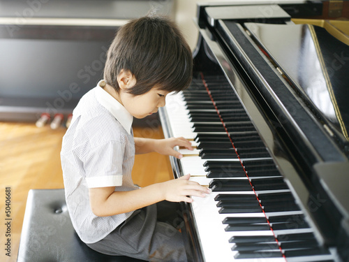 ピアノを弾く男の子