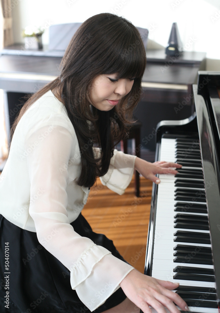 Fototapeta ピアノを弾く女性