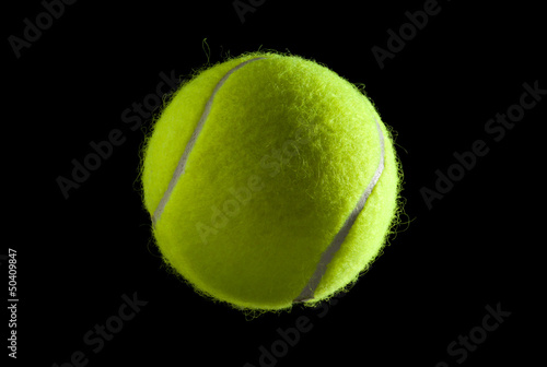 Grüner Tennisball vor schwarzem Hintergrund © eyewave