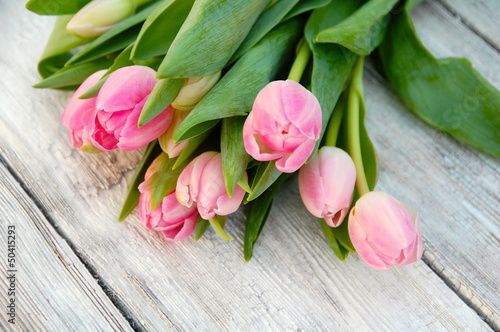 Grußkarte Frühling - Blumenstrauß rosa Tulpen auf Holzuntergrund