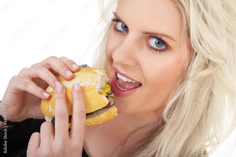 Junge blonde Frau isst Bratwurst Brötchen Porträt