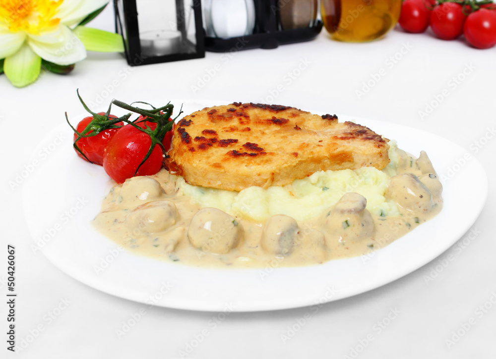 Turkey cutlets with mushrooms Putenschnitzel mit Rahmchampigno Stock