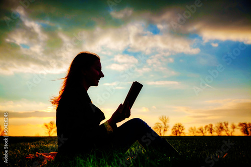 Obraz na płótnie Teen girl reading book outdoors w salonie