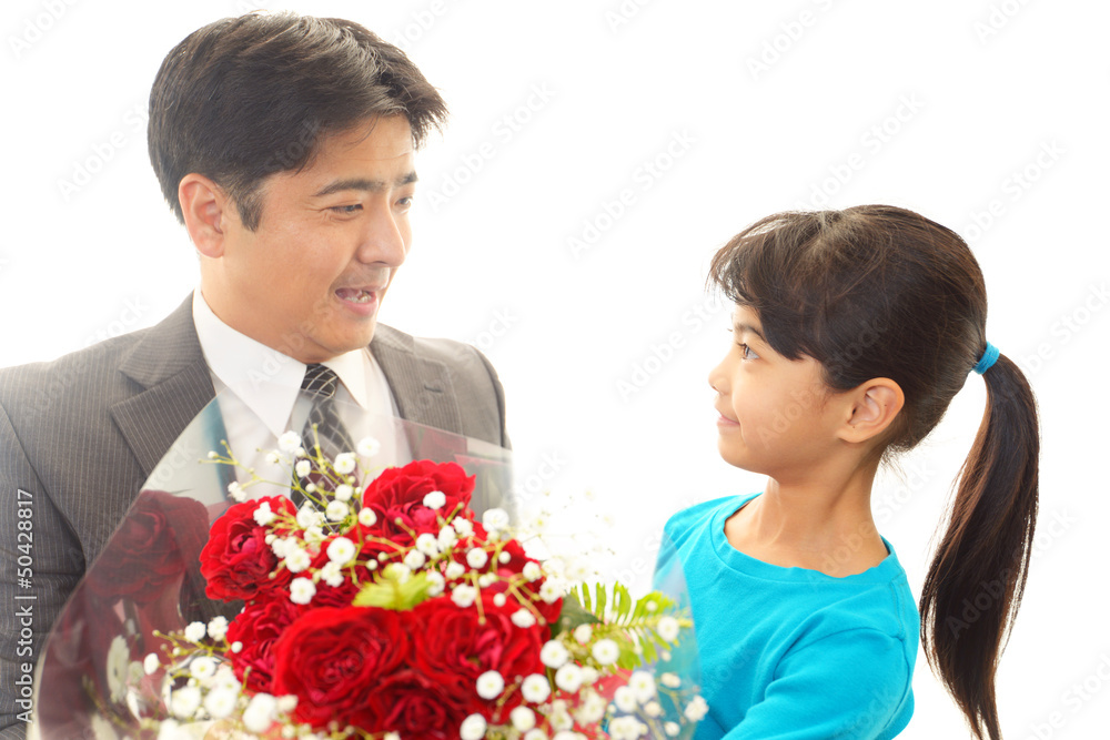 花束を持ち微笑む親子