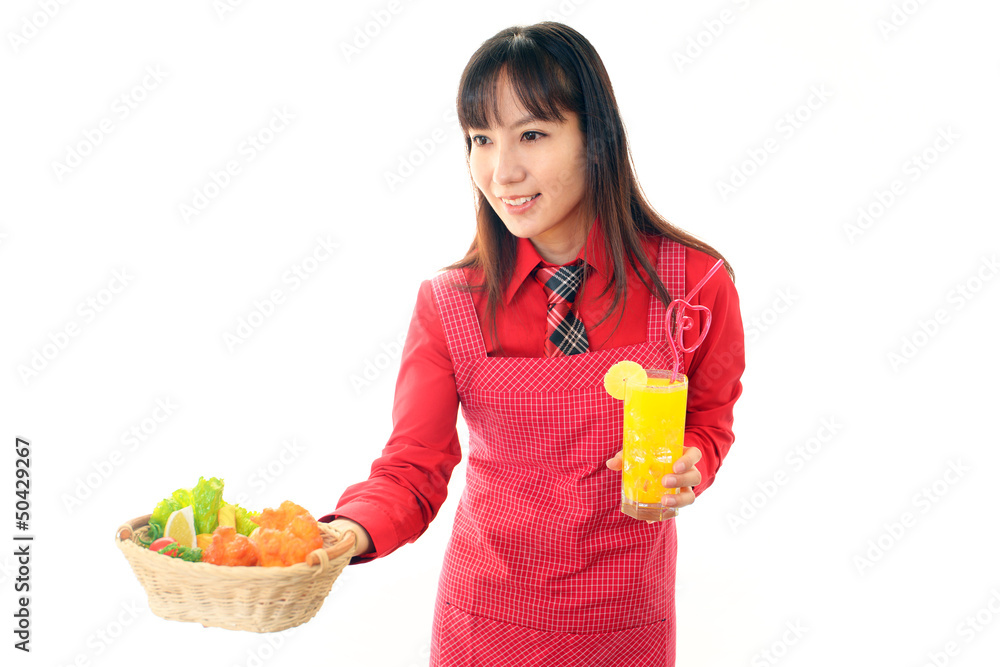 料理を運ぶ笑顔のウェイトレス