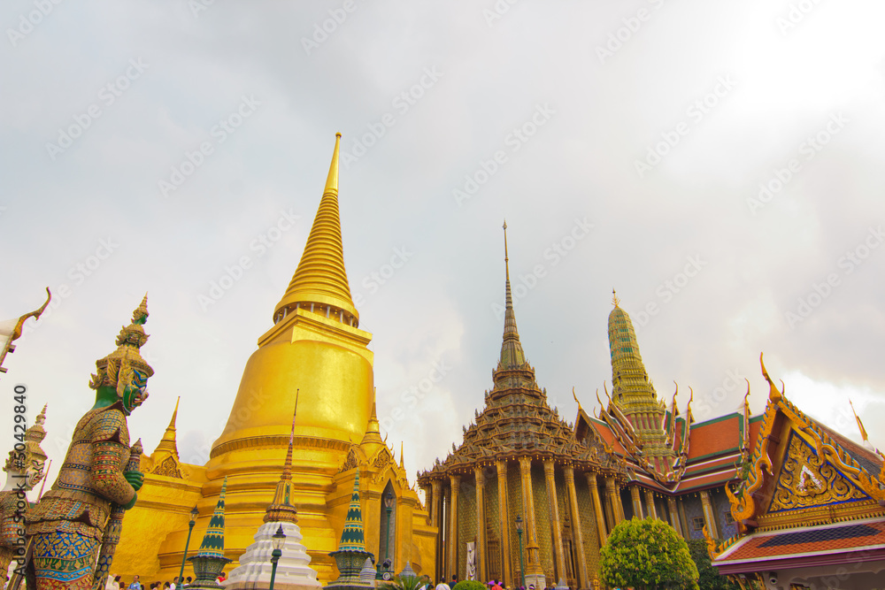 Naklejka premium Bangkok August 2013. Visitors admiring the compounds and grand a