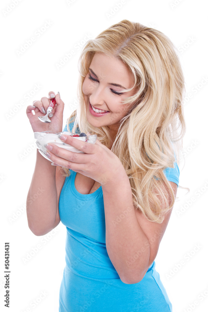 Junges Mädchen isoliert genießt Yoghurt und Müsli mit Früchten Junges Mädchen isoliert genießt Yoghurt und Müsli mit Früchten