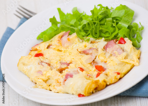scrambled eggs with bacon, vegetables and cheese