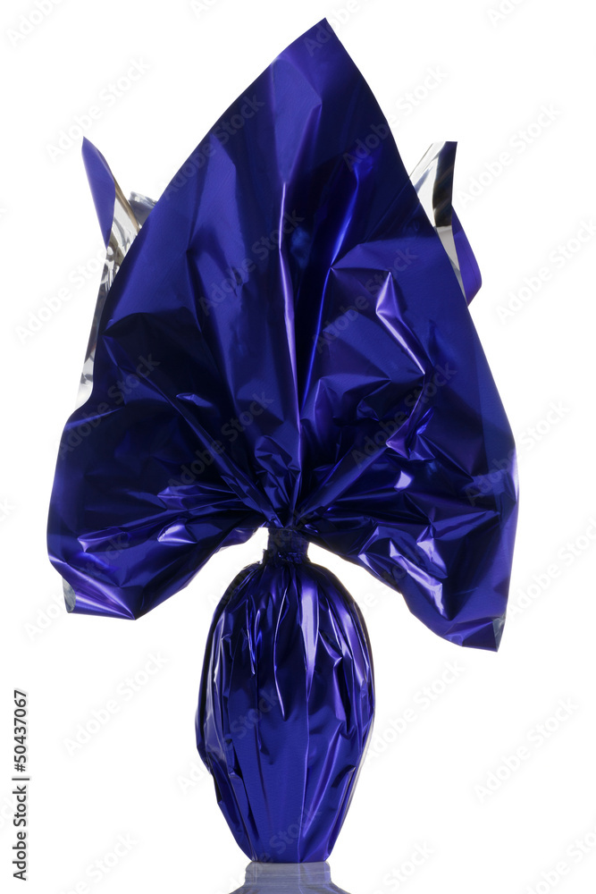 Fototapeta premium uovo di pasqua di cioccolato incartato