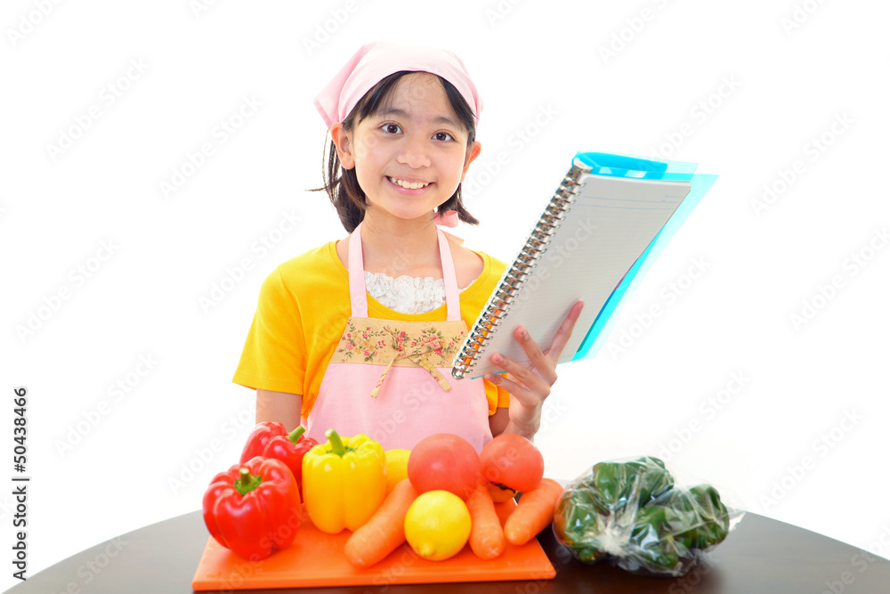料理にチャレンジする笑顔の女の子