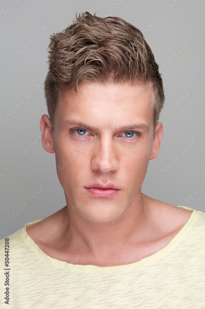 Obraz premium Handsome Young Man Looking at Camera