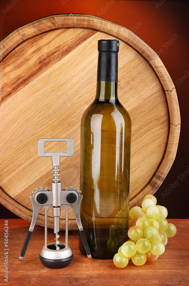 Obraz premium Composition of corkscrew and bottle of wine, grape, wooden