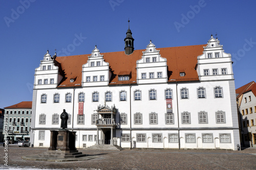Rathaus Wittenberg mit Luther Denkmal