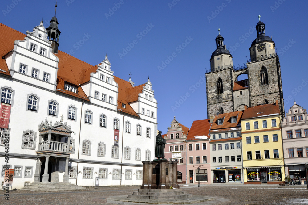 Wittenberg Luther Denkmal mit Rathaus und Stadtkirche