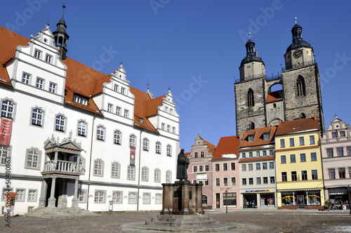 Wittenberg Luther Denkmal mit Rathaus und Stadtkirche
