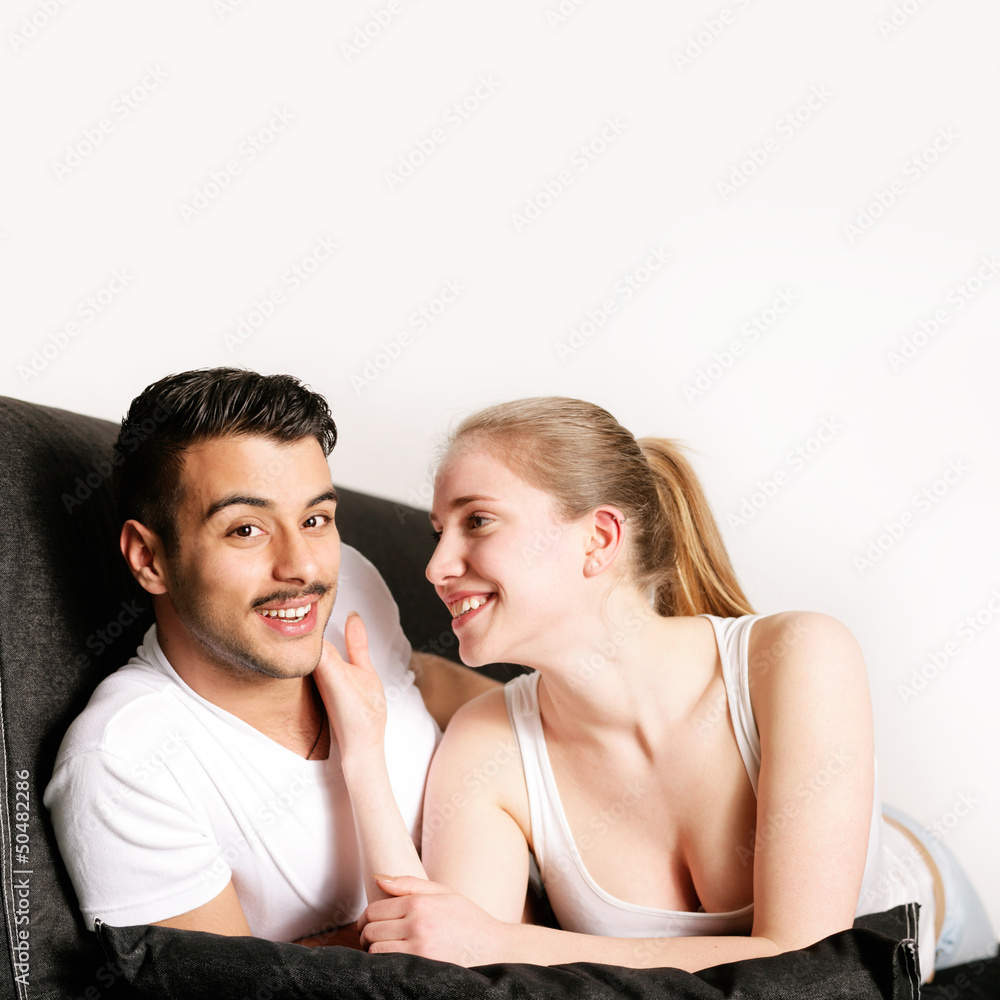 junges Paar auf dem Sofa junges Paar auf dem Sofa