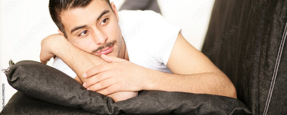 Obraz premium junger Mann auf dem Sofa