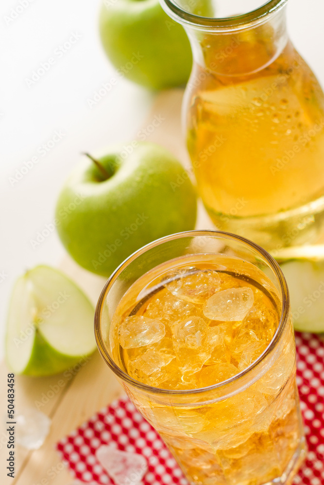 Apfelschorle im Glas mit Eiswürfeln