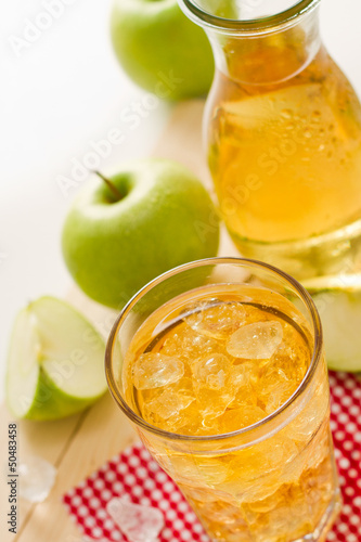 Apfelschorle im Glas mit Eiswürfeln