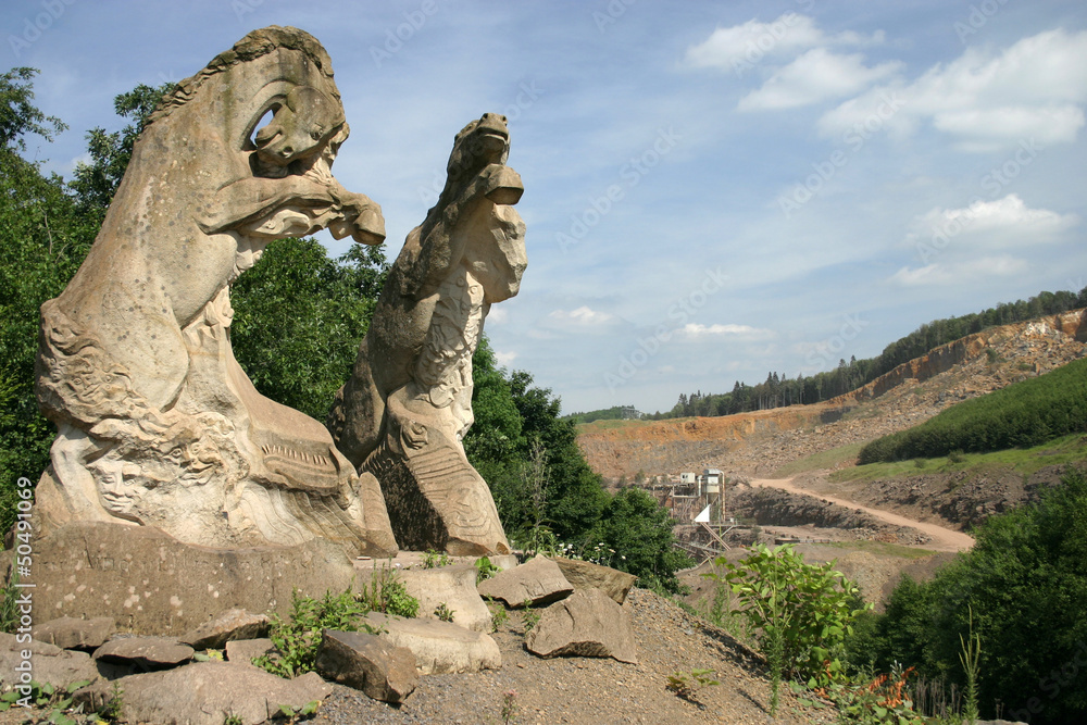 Pferdeskulpturen am Rande eines Steinbruchs