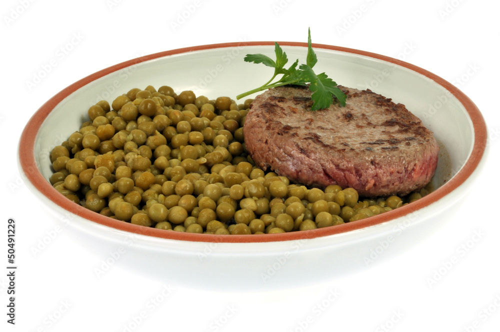 Une assiette de petits pois et un steak haché Stock Photo | Adobe Stock