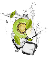 Fototapete Obst im Eis Kiwi mit Eiswürfeln, isoliert auf weißem Hintergrund  © Jag_cz