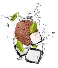 Fototapete Obst im Eis Kokosnuss mit Eiswürfeln, isoliert auf weißem Hintergrund  © Jag_cz