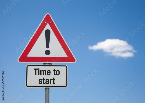 Fotografie Achtung Schild mit Wolke TIME TO START