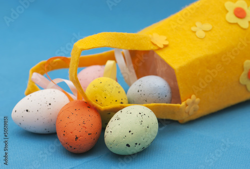Bild auf Leinwand Spilled easter eggs