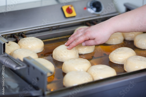 mitarbeiterin in der backstube frittiert berliner photo