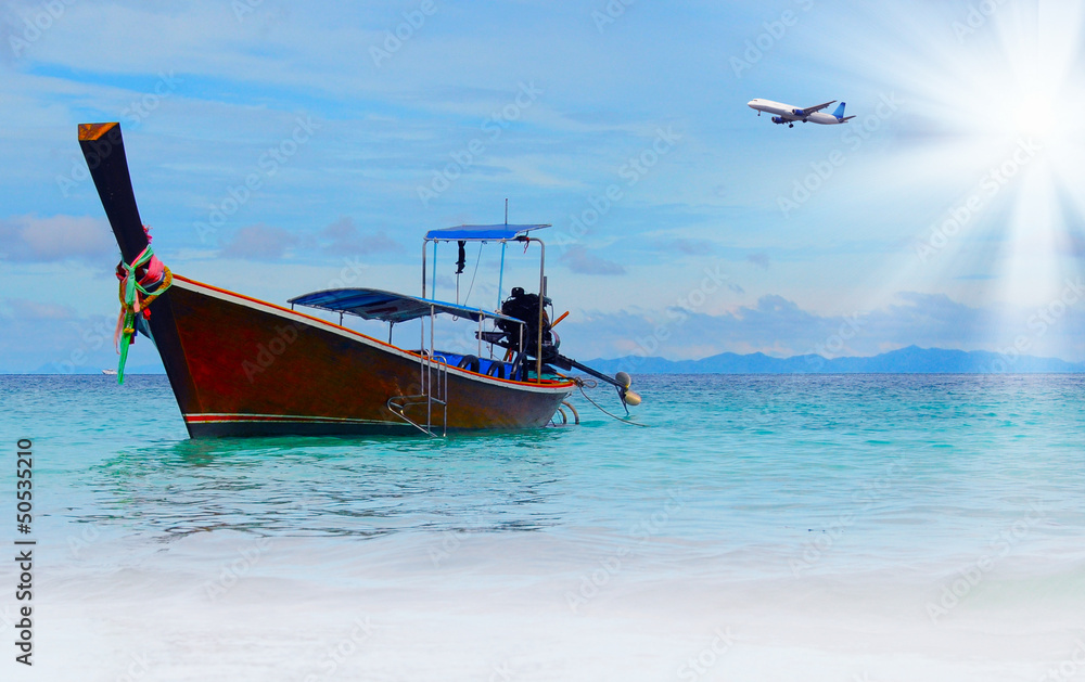 Fototapeta premium Longtail boat on the sea tropical beach