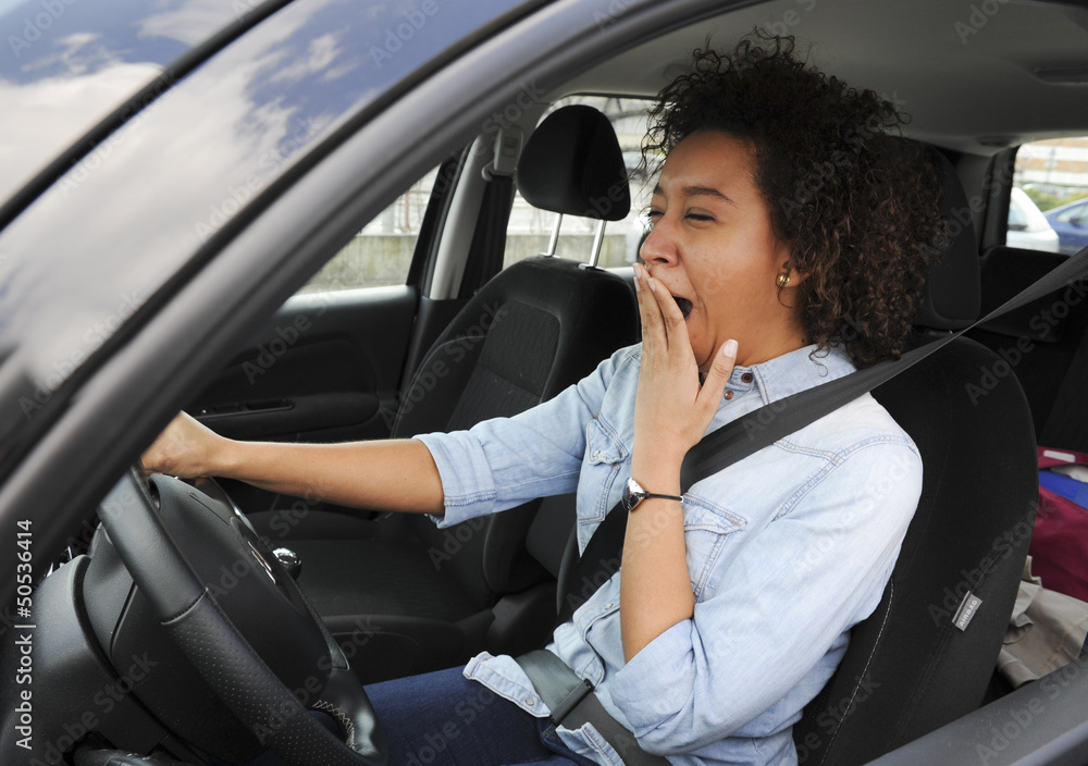 Fatigue au Volant-Jeune Femme s'endormant Fatigue au Volant-Jeune Femme s'endormant