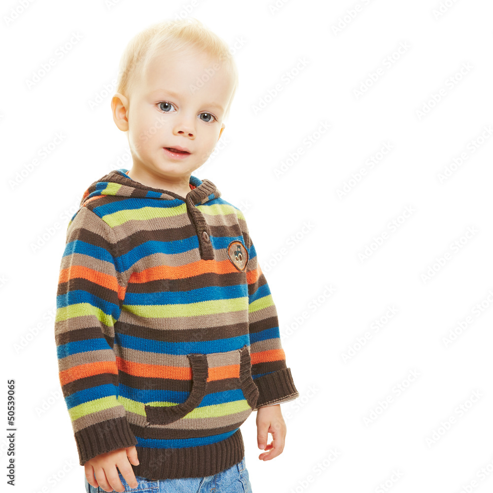 Kleines Kind steht und hört aufmerksam zu Kleines Kind steht und hört aufmerksam zu