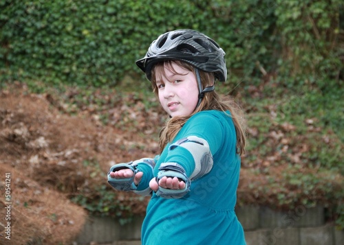 Obraz na płótnie Mädchen mit Helm und Protektoren