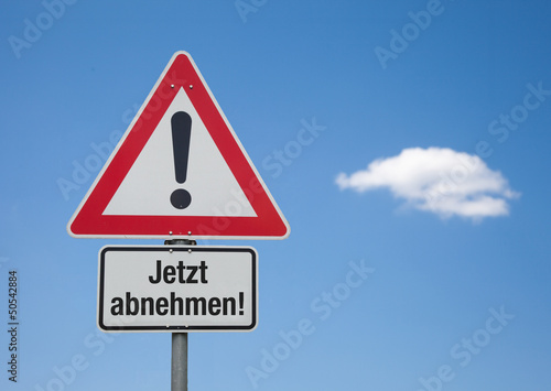 Achtung-Schild mit Wolke JETZT ABNEHMEN!