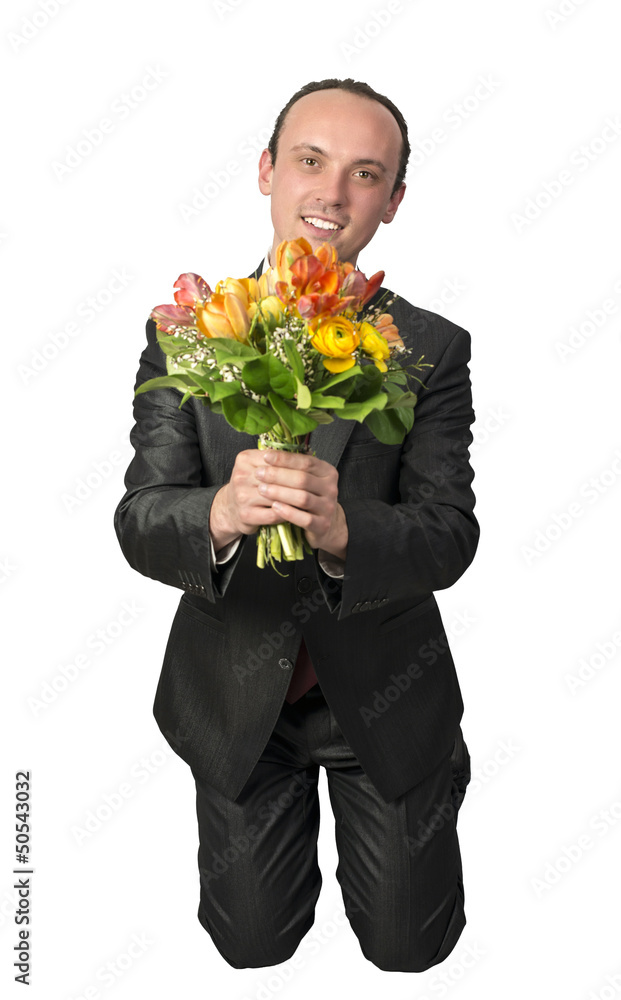 Mann mit Blumenstrauss auf Knien Mann mit Blumenstrauss auf Knien