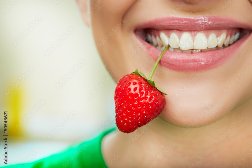  lips with strawberry.