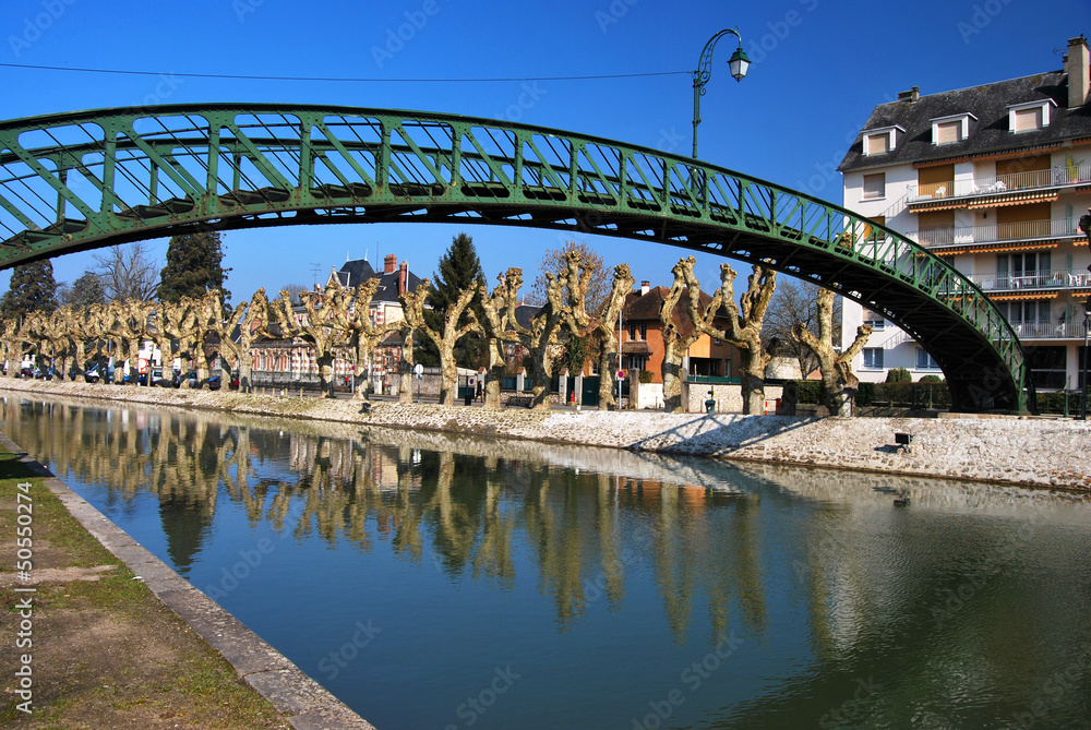 Fototapeta premium Pont Eiffel au dessus d'un canal - Montargis France