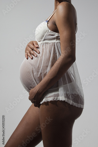 giovane donna di colore incinta