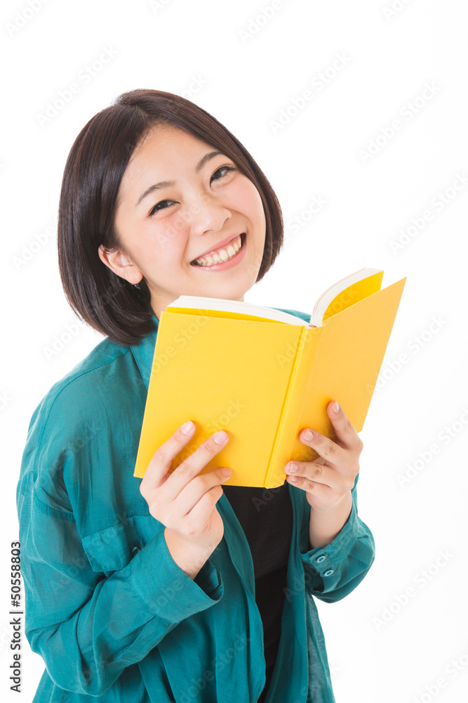 本を読む女性
