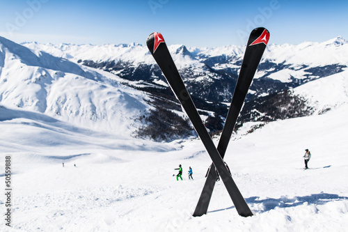 Fotografi Unfall auf der Skipiste mit gekreuzten Skiern