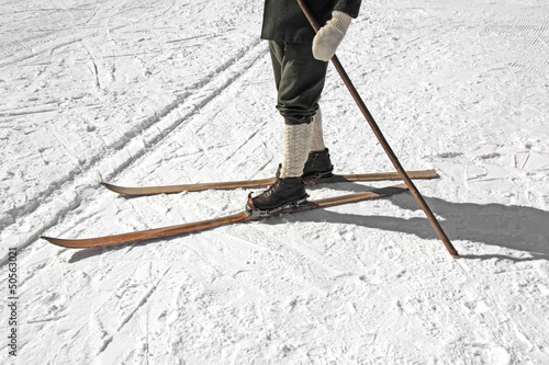 Foto Old wooden skis and leather ski boots