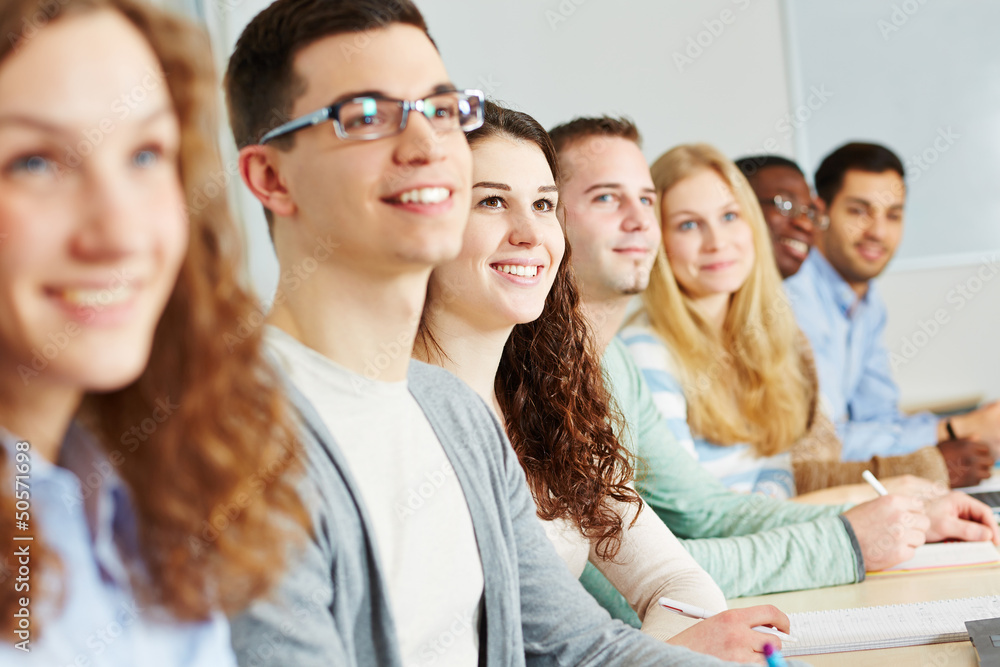 Viele Schüler lernen in Fachhochschule Viele Schüler lernen in Fachhochschule