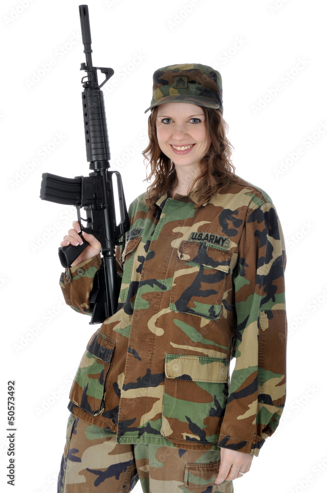 Junge Frau in Armeeuniform hält Gewehr Junge Frau in Armeeuniform hält Gewehr
