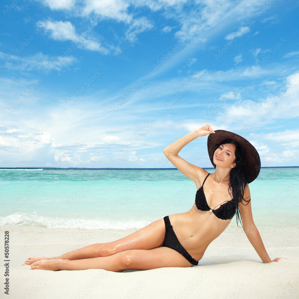 Naklejka premium Happy fashion woman on the beach