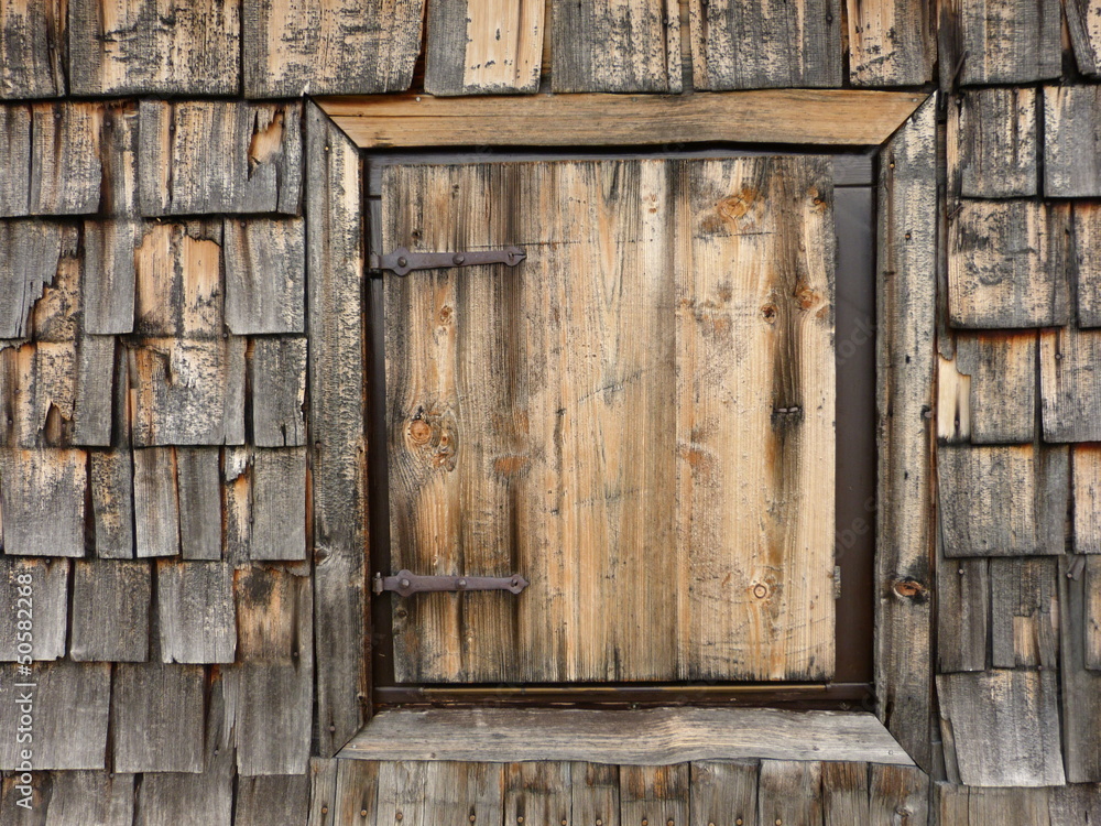 Fenster in Holzwand als Hintergrund Fenster in Holzwand als Hintergrund